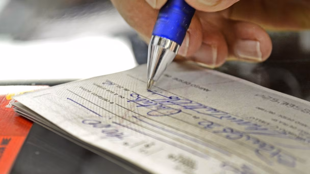 قانون جديد يغيّر قواعد التعامل بالشيكات: من المتابعة الجنائية إلى الغرامات المالية